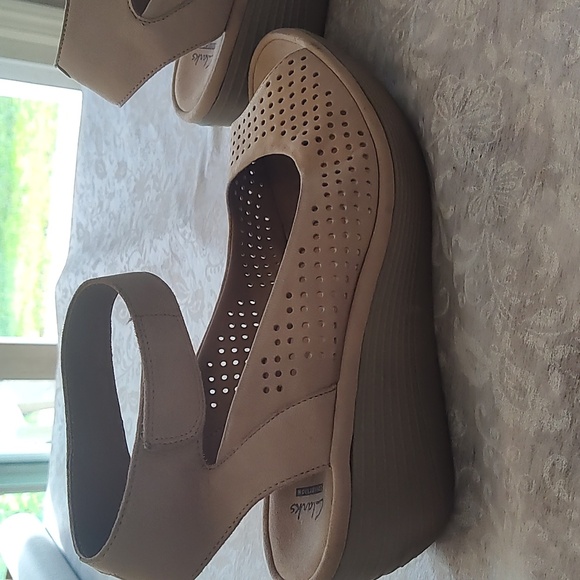 Clarks Reedly Salene Beige Perforated Nubuck Leather Wedge Sandals Size 10 M - Picture 2 of 7